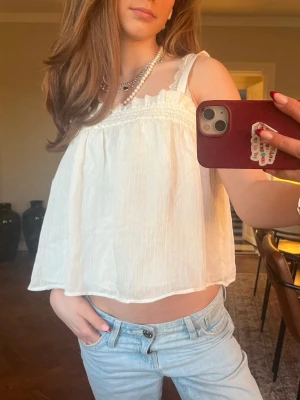 Vit sommartopp  - Jätte söt vit topp, aldrig använd så i nyskick. Perfekt sommartopp. 