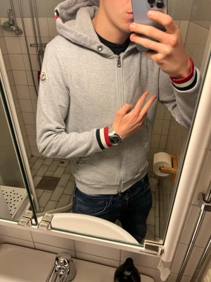 Moncler zip - Otroligt fet och eftertraktad moncler zip hoodie storlek S skriv vid frågor priset är ej satt i sten 