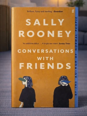 Conversations with Friends (Brand new, in English) - Skick: Helt ny bok. Omslag: Pappercover. Storlek: standard (inte pocket). Förpackning: I sitt originala plastomslag. Från: Stockholm. Snabb leverans inom Sverige.