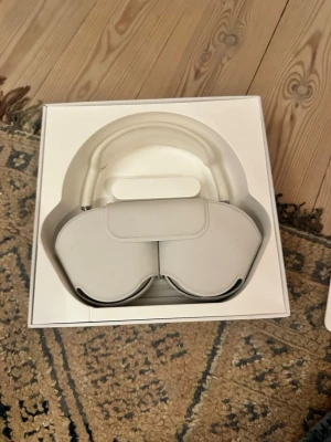 Apple AirPods Max vita hörlurar - Säljer ett par stilrena Apple AirPods Max i vitt. Over-ear design med mjuka mesh-kuddar och båge i aluminium och textil. Grym ljudkvalitet och snygg modern look. Perfekta för musik, gaming eller film. Levereras med smart skyddsfodral.