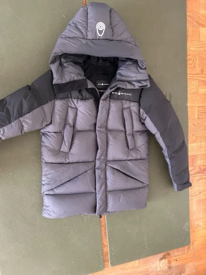 Sail racing jacka - Snygg grå jacka från sail racing nypris 4999kr köpt för 4/5 månader sen inte använt så mycket nästan ny påse, etikett finns kvar