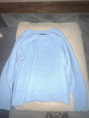 Ljusblå stickad tröja - Mysig ljusblå stickad tröja med rund halsringning och långa ärmar 🩵