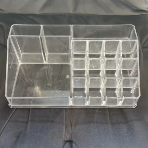 Sminkhållare - Praktisk och stilren sminkorganiserare i genomskinlig akryl med flera fack i olika storlekar för förvaring av sminkborstar, smink, pennor och annat. Perfekt för att hålla ordning på sminkbordet. 
