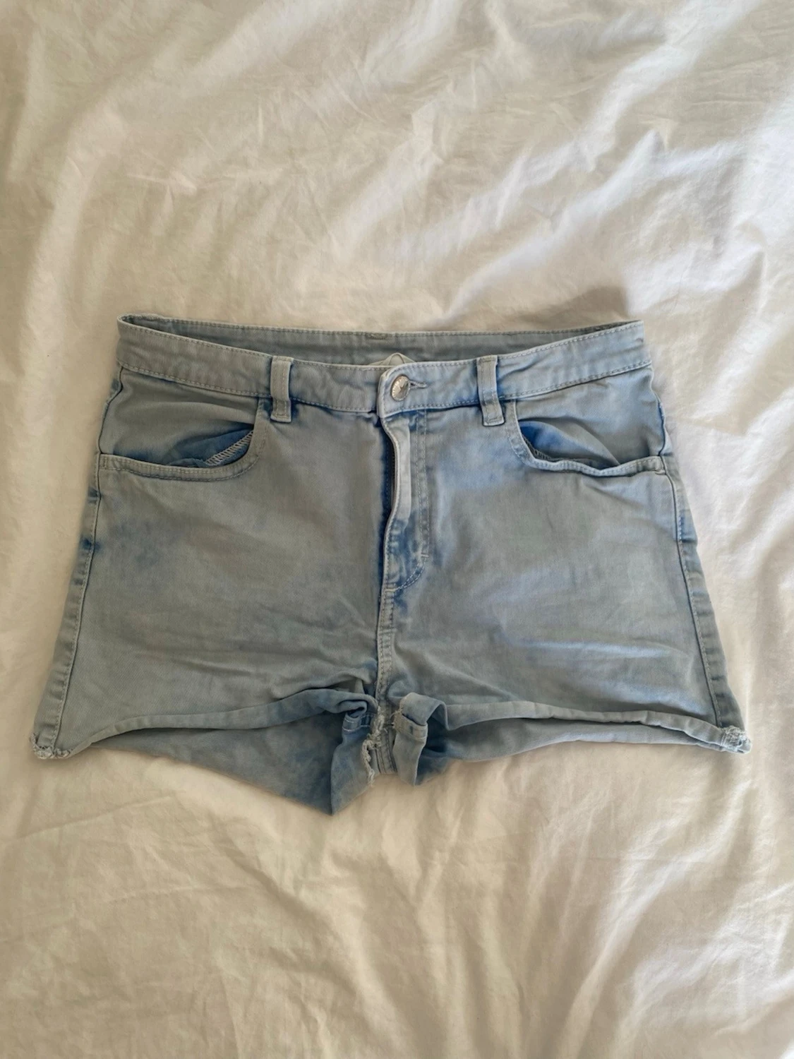 Ljusblå denimshorts med hög midja