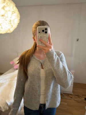 Stickad kofta - Grå stickad tröja med knappar