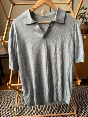 Arket Piketröja i Linneblandning Strl: M - Arket Piketröja i Linneblandning Strl: M  Säljer många Herrkläder just nu. Kolla gärna mina andra annonser genom att klicka på min profil. Paketpris kan diskuteras.