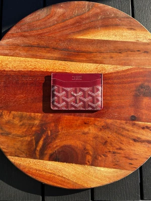 Vinröd korthållare - En riktigt snygg korthållare/plånbok som är vinröd med mönster. Ej kort men låda följer med samt orderbekräftelse/kvitto. Kom pm för frågot