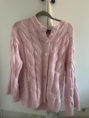 Ljusrosa kabelstickad kofta - Använd 1 gång!! .