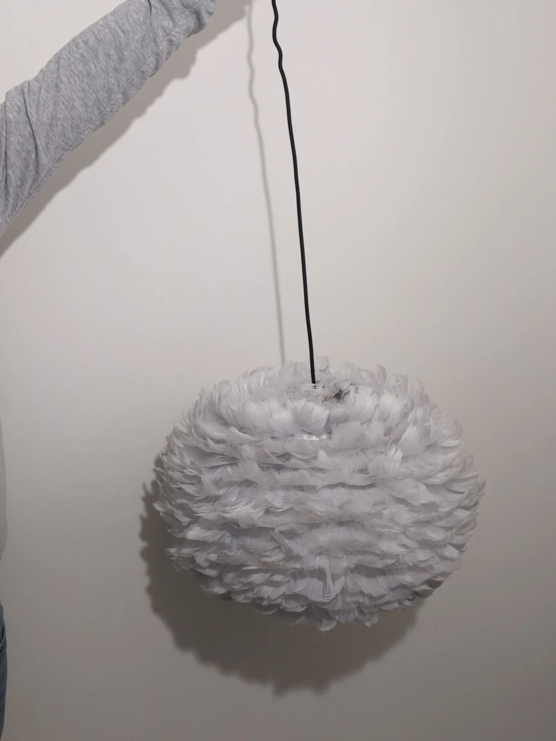 Vit fjäderlampa från Mio