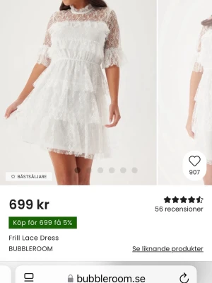 Vit spetsklänning från Bubbleroom - Söt vit klänning i spets från Bubbleroom med korta ärmar och hög hals. Klänningen har volangdetaljer, genombrutna spetsdetaljer och en figurnära midja. Använts en gång på en skolavslutning 💕
