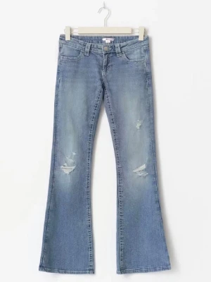 14+ sparke flare jeans  - Snygga ljusblå lågmidjade bootcut jeans med slitningar på benen och dekorativ ficka med silverpaljetter i vingmönster. Från Gina Young 14+, inga defekter!