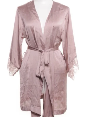 Rosa satin morgonrock med spetsdetaljer - Lyxig ljusrosa morgonrock i satin med band i  midjan och vackra spetsdetaljer vid ärmsluten. Rocken har en avslappnad passform och trekvartsärmar, perfekt för mysiga hemmakvällar. Materialet ger en mjuk och glansig känsla mot huden.💘