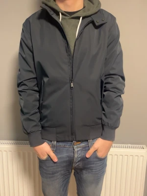 Mörkblå jacka  - Säljer en helt ny jacka från dressman utan tags. Modellen är 180 och väger 65. 1200 kroner nypris och mitt pris 600.