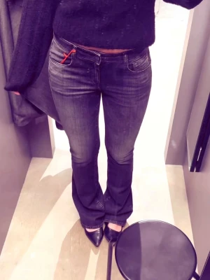 Svarta bootcut jeans från Diesel - Säljer ett par svarta bootcut jeans från Diesel, low waist! W28 L32! I princip oanvända och därav inga defekter 