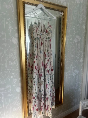 Blommig långklänning med öppen rygg - Säljer en sjukt snygg sommarklänning, helt slutsåld. Perfekt till midsommar eller en sommardag 🌷🌷