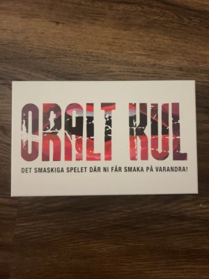 Oralt Kul sällskapsspel - INTE ANVÄNT! Oralt Kul är ett sällskapsspel med vuxentema från Creative Conceptions. Spelet kommer i en rektangulär vit och rosa låda med färgglad text och spelplan. Perfekt för par eller vuxna som vill ha en rolig och utmanande spelkväll. 