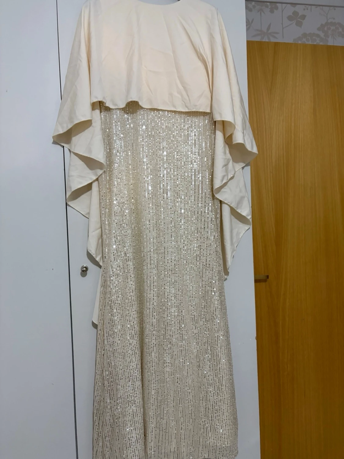 Lång glittrig beige klänning