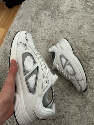 Vita B30 sneakers - Helt nya vita B30 sneakers som är storlek 45.            OBS skorna kommer inte med original box. 