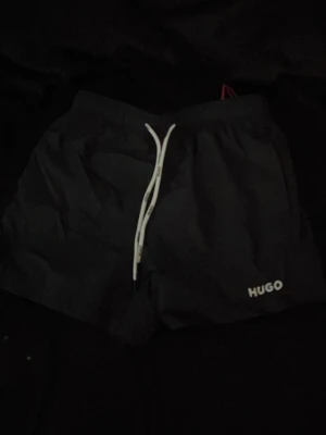 Hugo badbyxor  - Hej säljer dessa helt nya Hugo badbyxorna då jag hittade dom i min garderob dom är helt oanvänd dock saknar en tagg. Några funderingar så är det bara att höra av sig. :)