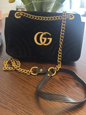 Svart sammetsaxelväska  - Säljer en svart axelväska i sammet. Se bilder för skick. 