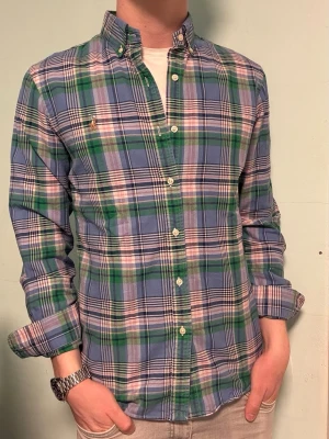 Rutig Ralph Lauren skjorta – M slim fit - Säljer denna stilrena och snygga rutiga Ralph Lauren skjortan. Skjortan är i mycket bra skick. Storlek M slim fit. Har du några frågor? Tveka inte att höra av dig. Allt gott från Deluxe garderoben ⭐️ 