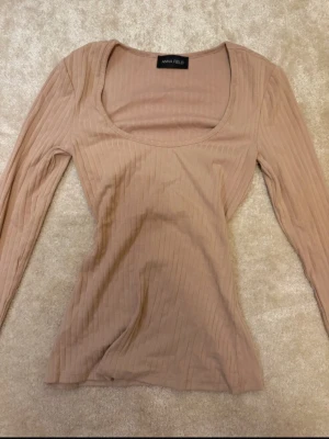 Långärmad ribbad tröja - Använd ett fåtal gånger, i mycket bra skick