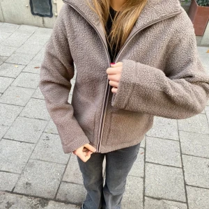 Teddyjacka - Säljer denna trendiga och populära teddyjackan från H&M💕 Den är i storlek s och är superfin! Passar verkligen perfekt till hösten och våren! Tyvärr passade inte s mig då den var lite för liten💕 den är helt slutsåld på hemsidan och är ny💕