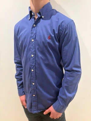 Ralph Lauren - Tja säljer en Ralph Lauren skjorta i färgen blå och storlek s passar 170-180 cm ungefär nypris 1595kr mitt pris 299kr. Inga defekter som hål eller fläckar. Skriv vid fråga eller fundering. 