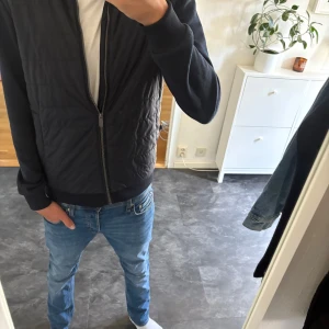 Marinblå cardigan - Snygg marinblå cardigan från bläck. Storleken är small men passar även medium. Passar perfekt för att få skortkragen att poppa