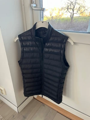 J.Lindeberg väst  - Snygg väst från J.Lindeberg i fint skick, använd men bra skick endå! Storlek S herr, fler bilder kan ordnas om ni vill😊mvh Simon