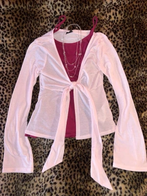 Rosa blus  - Jättesöt rosa blus från Gina tricot!! Bra skick och lätt att styla:)