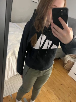 Olivgröna mjukis/jeans byxor med fickor - Säljer ett par olivgröna mjukis/jeans byxor med avslappnad passform och sköna i midjan. Byxorna har praktiska sidofickor och är perfekta för chill dagar. Materialet känns mjukt och bekvämt, och färgen är lätt att matcha med olika tröjor. Det är jeans material men sköna och avslappnade. Säljer även hoodien. 