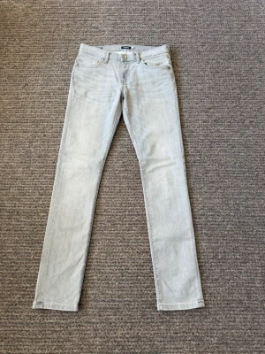 Jeans - Passar 32/34! Säljer ett par ljusgrå skinny jeans från Big Star. Jeansen har klassisk femficksdesign, smal passform och är tillverkade i ett mjukt denimtyg. Perfekta för dig som gillar en clean och stilren look.