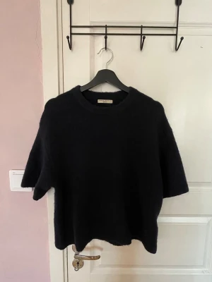  stickad tröja från gina tricot  - Marinblå stickad tröja från Gina i strl S,( ser svart ut i bilden men är som på de två andra bilderna.) använd gärna köp nu