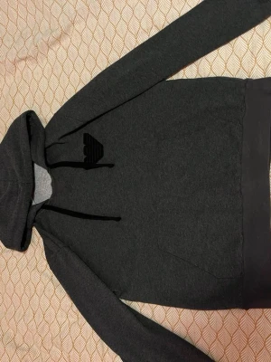 EA7 Emporio Armani hoodie - Säljer en grå EA7 Emporio Armani hoodie i bra skick.  • Stilren modell med klassisk EA7-logga • Bekväm och passar till allt • Använd men fortfarande i fint skick  Köpt från Room 1003 (påse medföljer) Nypris ca 1300 kr  Storlek: S Passform: normal
