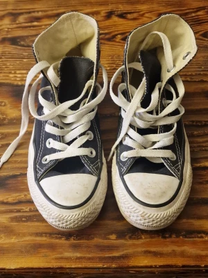 Svarta converse - Använda en säsong. De är i jättefint skick som de är men skulle kunna bli ännu finare om man tvättar av dem. Inga skavanker vad jag kunnat se utöver att de inte skulle ta skada av lite tvål och vatten. Stl 35