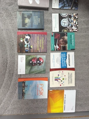 Blandade kursböcker universitet - Säljer ett paket med kurslitteratur inom olika ämnen som fysik, ledarskap, akademiskt skrivande och didaktik. Böckerna går att köpa separat också, bara skriv vilken du är intresserad av. Pris diskuteras. 