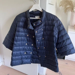 Trekvarts ärmad jacka - Skitcool trekvartsärmad jacka i toppen skick! Säljes då den inte kommer till användning