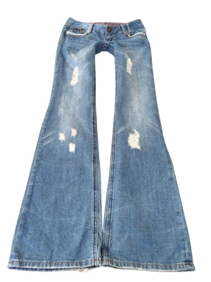 Superlågmidjade bootcut jeans med slitningar -  Midjemått rakt över: 38 cm Innebenslängd: 86 cm💓