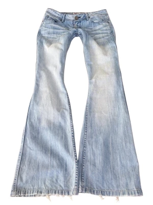 Vintage ljusblå superlågmidjade jeans från ONLY - Midjemått rakt över: 39 cm Innebenslängd: 82 cm💓