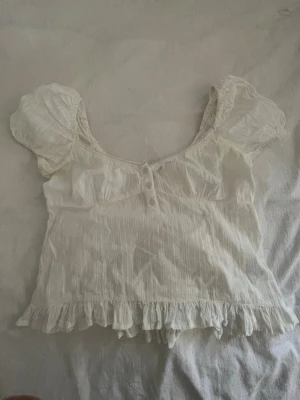 Vit blus - Jättesöt blus/topp från Nelly, perfekt till sommaren💕 Storlek 36/S. 