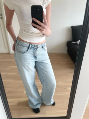 Ljusblåa raka jeans med låg midja - Säljer ett par ljusblå jeans med rak passform och låg midja. Säljer pga dem kommer inte till användning! Storlek 34💞💞
