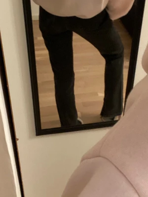 Svarta utsvängda jeans - Säljer ett par svarta jeans med utsvängda ben. Perfekta för dig som vill ha en cool och avslappnad stil. Fint skick och super sköna💞storlek S! Pris kan diskuteras 