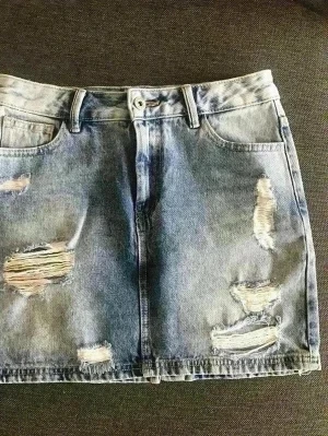 Blå jeanskjol med slitningar - Jeans skirt from Cropp , size Xs