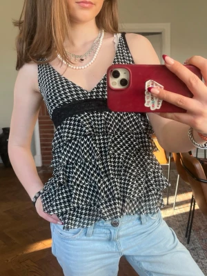 Rutig festtopp  - Så fin rutig topp, perfekt till alla tillfällen. Använd fåtal gånger, inga defekter i väldigt fint skick. Har klippt av storleks lappen då den skavde men skulle säga en xs/ s. Stretcigt tyg så passar även större. Så fin detalj med spets randen vid bysten. 