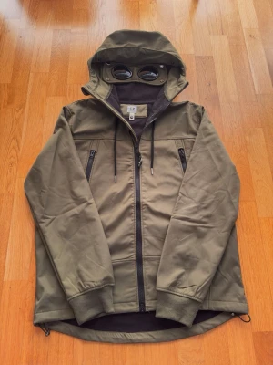 C.P Company Windbreaker - Helt ny grön C.P Company Windbreaker i storlek XL. Vatten och vindtät. Inga skador eller missfärgningar. Tag kommer med. Skriv vid frågor eller funderingar. Pris går att förhandla. Skickar snabbt 📦🚚💨