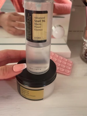 COSRX Advanced Snail 96 Mucin Essence - COSRX Advanced Snail 96 Mucin Power Essence är en genomskinlig toner i en smal plastflaska med svart lock. Essencen innehåller snigelsekretfiltrat som återfuktar och ger glow till huden. Perfekt för dig som vill ha en fräsch och återfuktad känsla i ansiktet.