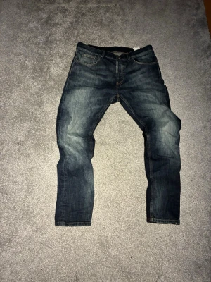 Dondup Jeans - Riktigt feta dondups med extremt schysst tvätt! Använda enstaka gånger så skicket är som nytt! Modell Dian (carrot fit), storlek 34
