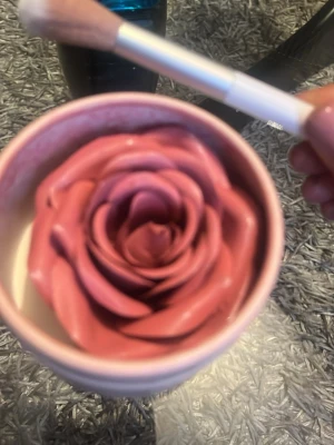 Rosformad rouge från Veroni - Unik rouge i puderform från Veroni, formad som en ros i en snygg rosa nyans. Kommer i en rund burk med genomskinligt lock och medföljande mjuk borste. Perfekt för dig som vill ha en blush med extra wow-faktor i sminkväskan.