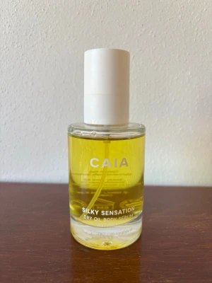 CAIA silky sensation body oil - Säljer min CAIA Silky sensation dry body serum, Warm Amber då doften inte passade mig. Har endast tagit ett par sprut. 100 ml